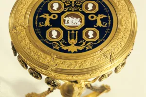 ROUND TABLE