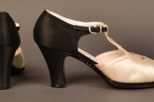 PAIR OF WOMEN'S SHOES