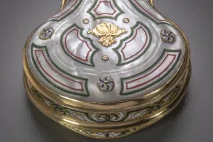 SHELL-SHAPED SNUFFBOX