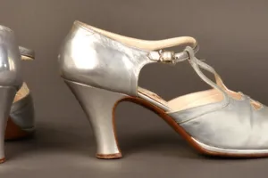 PAIR OF WOMEN'S EVENING SHOES