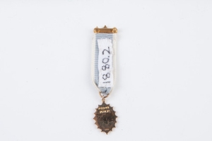 BADGE OF THE COLONIAL DAMES OF AMERICA, MINIATURE