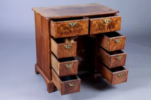 KNEEHOLE DESK