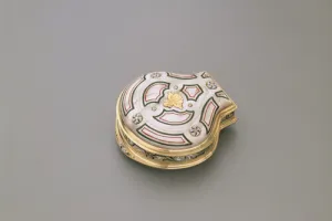 SHELL-SHAPED SNUFFBOX