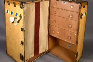 TRAVELING TRUNK