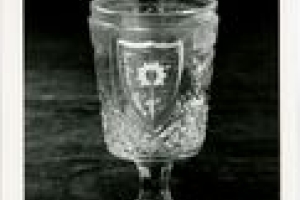 RED WINE GLASS FROM THE COTTAGE SERVICE (ONE OF EIGHT)