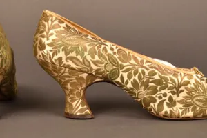 PAIR OF WOMEN'S EVENING SHOES