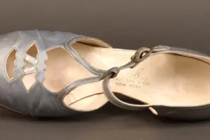 PAIR OF WOMEN'S EVENING SHOES