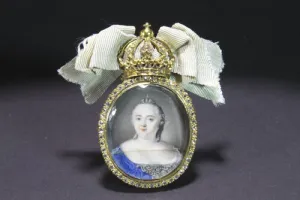 LADY OF HONOR INSIGNIA WITH MINIATURE PORTRAIT OF EMPRESS ELIZABETH I (DAME À PORTRAIT)