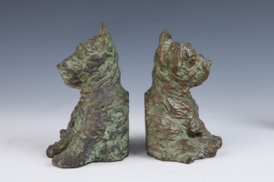BOOKEND IN THE FORM OF A SCOTTISH TERRIER, ONE OF TWO