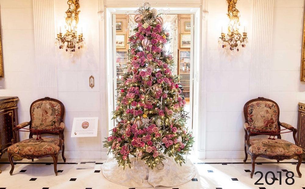 2018 tree in the mansion entry hall
