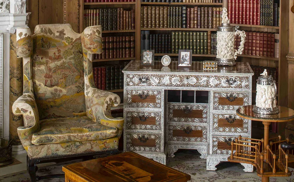 Detail of the first floor library